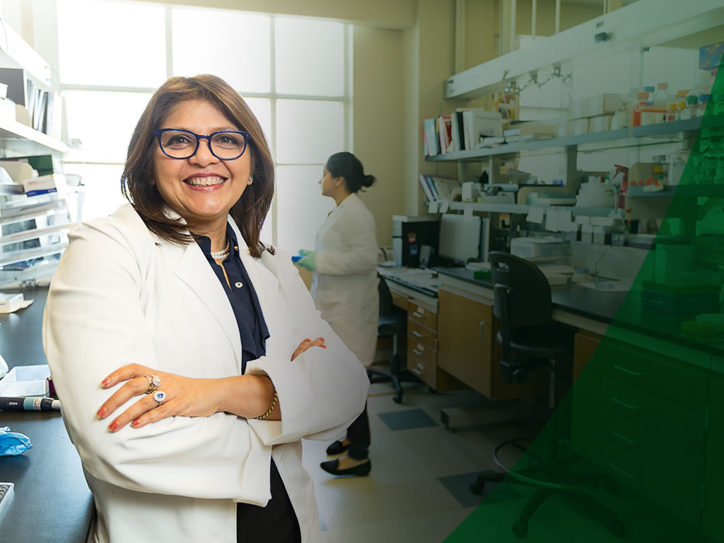 Pinku Mukherjee in lab at UNC Charlotte